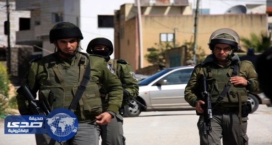 قوات الاحتلال تعتقل ثلاثة فلسطينيين من مخيم العروب شمال الخليل