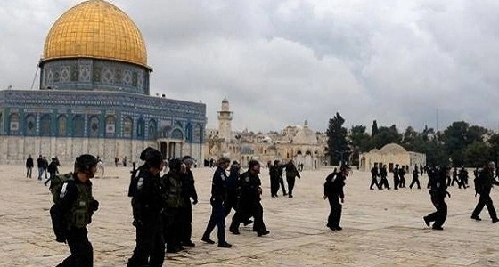 مستوطنون يهود يقتحمون المسجد الأقصى ويؤدون طقوس دينية