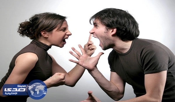 بالفيديو.. علقة ساخنة لرجل حاول فض شجار بين زوجين