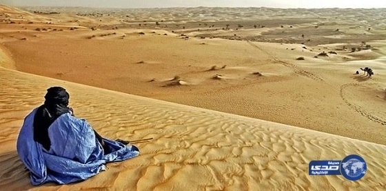 بالصور.. جوازات مطار المدينة تودع ضيوف الرحمن بالورود والحلوى