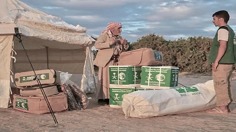 مركز الملك سلمان يغيث أسر يمنية أجبرت على النزوح بسبب الحوثيين
