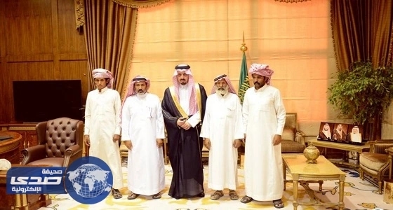 بالصور.. أمير عسير  ينقل تعازي القيادة لأسرة " الشهراني "