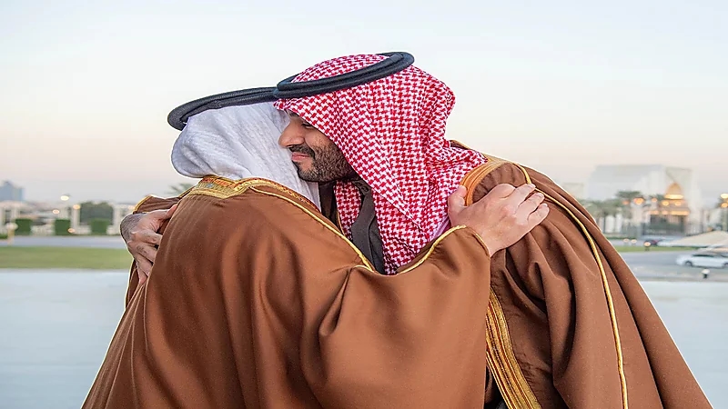 لحظة استقبال ولي العهد لولي عهد البحرين في الرياض .. فيديو