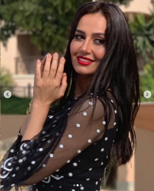 بالفيديو.. خادم الحرمين الشريفين يؤدي العرضة مع إخوانه