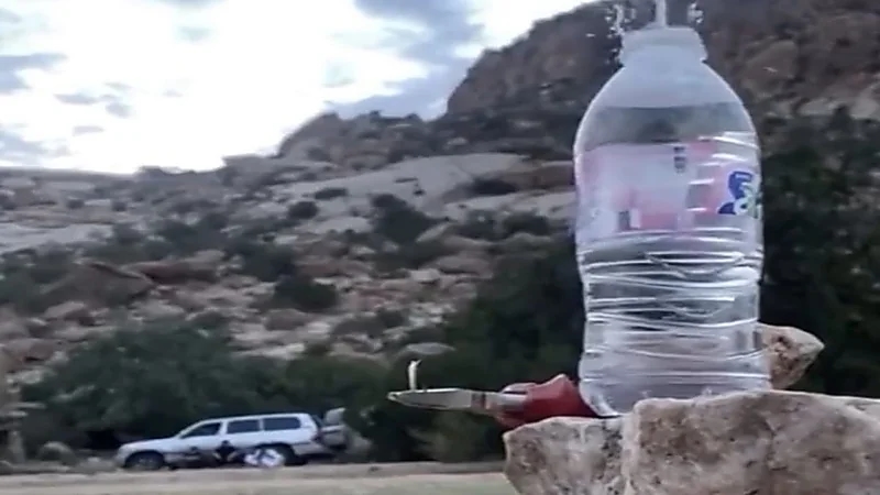 شاهد.. شخص يصوب على زجاجة ماء ويفتح الغطاء دون إسقاطها ورئيس اتحاد الرماية يتفاعل