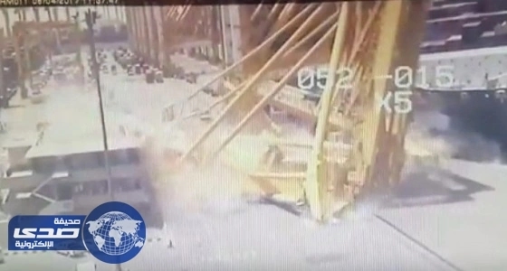 بالفيديو.. سقوط رافعة بميناء " جبل علي "