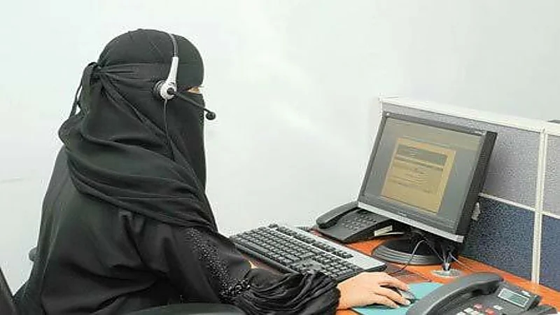 شاهد.. نائب في الكونغرس الأميركي يتعرض لموقف محرج باجتماع افتراضي