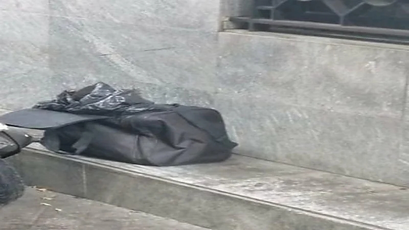 العثور على حقيبة سوداء أمام بنك بداخلها أشلاء بشرية