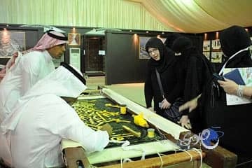 بالفيديو والصور : رفع كسوة "الكعبة" استعدادًا لموسم الحج