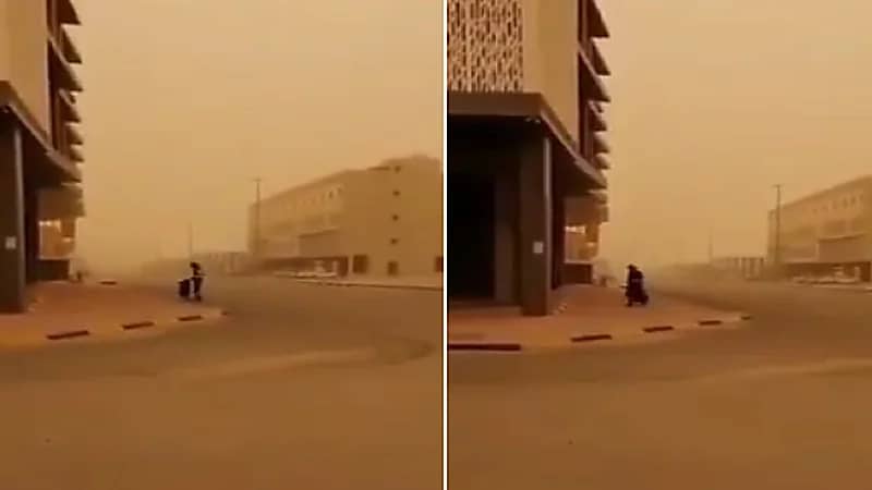 بالفيديو.. عامل نظافة يقوم بعمله في عنيزة رغم سوء الأحوال الجوية