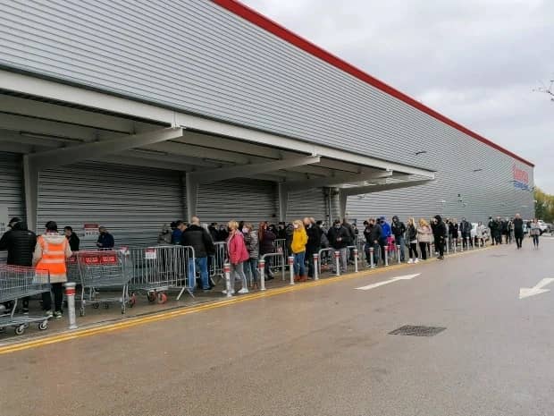 شاهد.. تفاصيل جديدة بشأن اقتحام متجر للاتصالات في الرياض