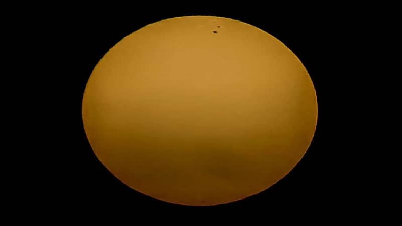 رصد بقع شمسية نشطة في سماء عرعر مساء اليوم