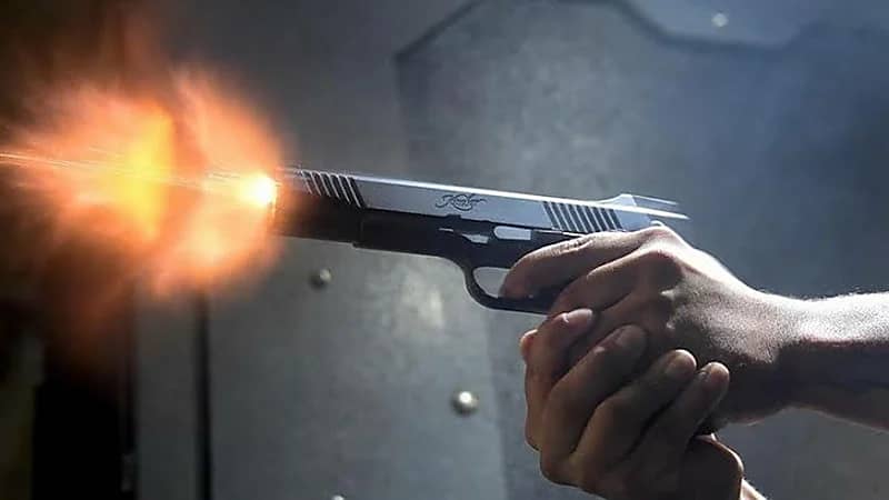 قائد مركبة يشهر سلاحاً نارياً على رجال الأمن ويطلق أعيرة نارية بالرياض "فيديو"