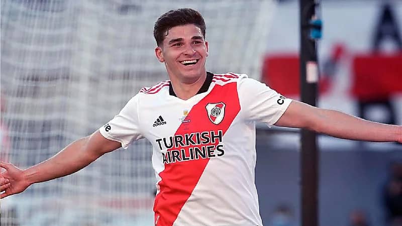 شاهد.. إخماد حريق اندلع في أحد المصانع بالدمام