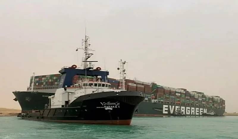 سبب إعاقة عملية تعويم السفينة الجانحة بقناة السويس 