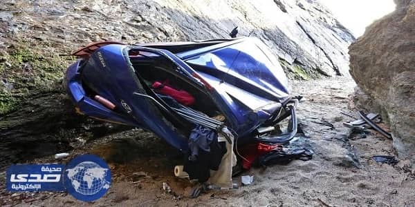 بالصور.. العناية الإلهية تنقذ عجوز سقطت سيارته من أعلى جٌرف