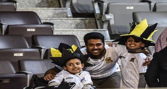 بالصور.. طفل من ذوي الهمم يحضر مباراة الاتحاد.. ووالده يفاجئ بردود جارحة