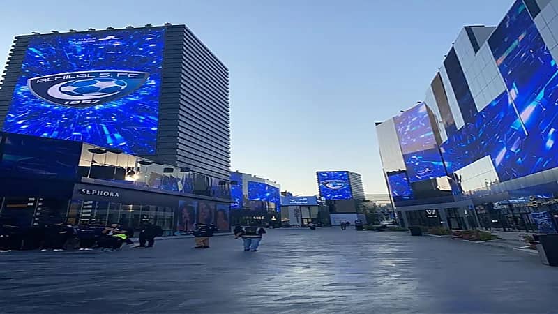 شاهد.. شعار الهلال واللون الأزرق يغطيان الشاشات الضخمة في بوليفارد الرياض