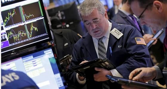 انخفاض أداء المؤشرات الأمريكية بعد بيانات تباطؤ النمو