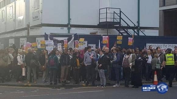 احتشاد بريطانيين متضامنين مع الجالية المسلمة أمام مسجد الملك فهد بأدنبرة