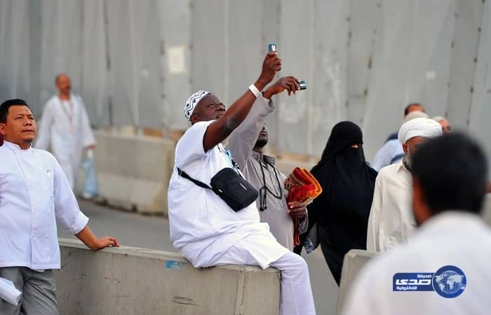 انشغال  الحجاج بالسيلفي والتطبيقات الحديثة  في أطهر بقاع الأرض