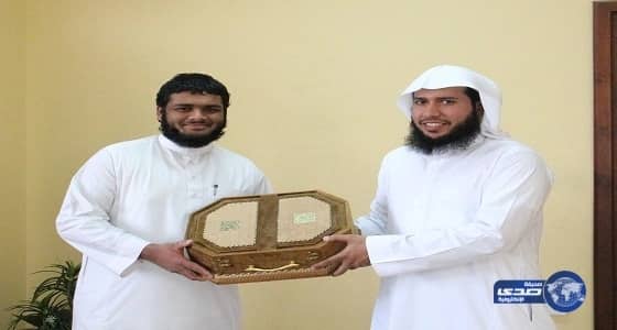 هاجر من كندا ليقيم في المملكة.. بلال يحقق حلم والده ويحفظ القرآن كاملاً