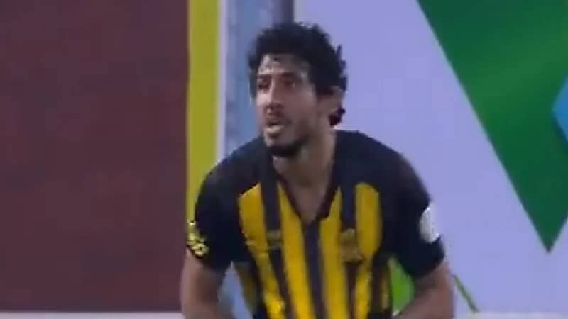 شاهد ..أحمد حجازي يحتفل بطريقة مثيرة بعد فوز الاتحاد على الباطن
