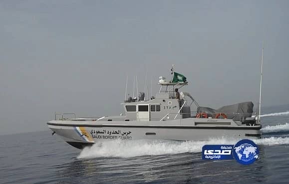 بالصور.. دوريات حرس الحدود تخلي راكبًا هنديًّا من سفينة بنمية بالبحر الأحمر