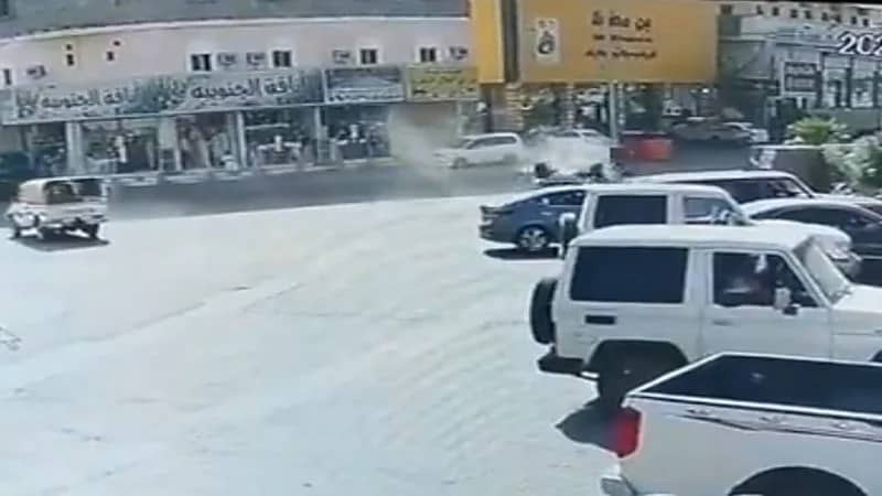 شاهد.. ردة فعل الفنان خالد عبد الرحمن بعد طلب فتاتين لتوقيعه التذكاري