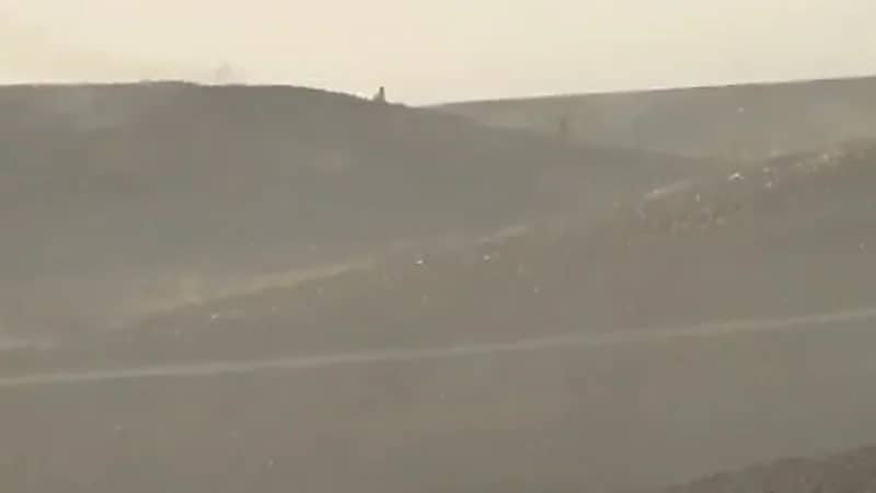 شاهد.. لحظة هروب الحوثيين بعد استهداف مواقعهم في نهم