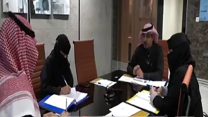 شاهد .. أسرة تمتهن المحاماة وتناقش قضاياها في جو عائلي تحت سقف مكتب واحد