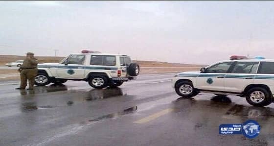 صورة اليوم.. رجال قوات الطوارئ يصنعون حاجزًا بشريًا لحماية الحجاج من التكدس