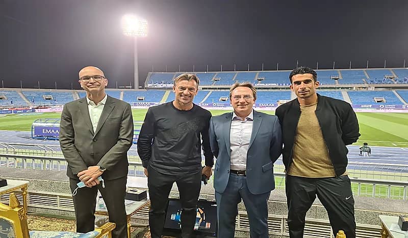 شاهد.. غوميز يهدي تيشيرته الخاص للسفير الفرنسي بالمملكة والأخير يعلق 