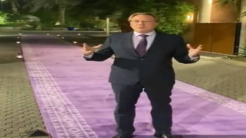 السفير الفرنسي بالرياض يكشف عن سر استبدال سجاد السفارة باللون البنفسجي "فيديو"