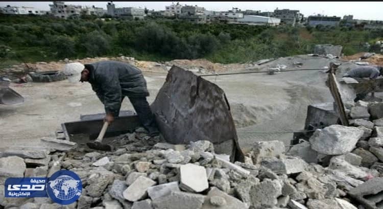 نساء يحتكرن العمل بمهنة " تكسير الصخور " لكسب الرزق