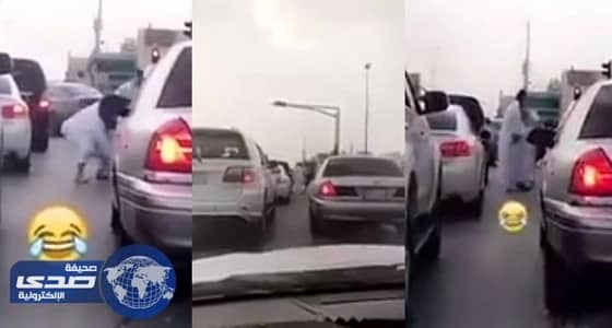 بالفيديو.. مشاجرة عند إشارة مرورية في رمضان