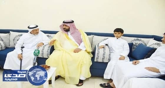 بالصور.. نائب أمير جازان يعزي أسرة الشهيد الرقيب «الغزواني»