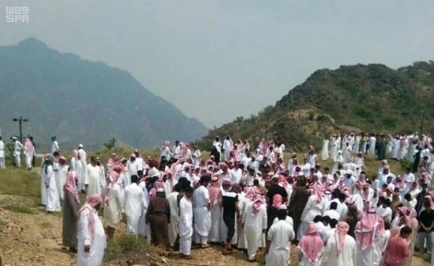 أداء صلاة الميت على الشهيد آل سعد