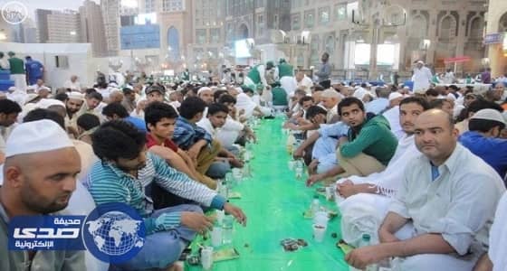 آلاف الوجبات تقدمها «هدية الحاج والمعتمر» للمصلين بالمسجد الحرام