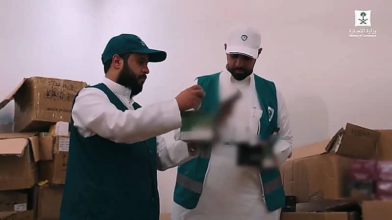 مداهمة مصنع سري لتزوير منتجات التبغ داخل فيلا شمال الرياض..فيديو