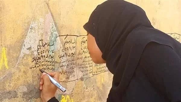 أرملة تكتب يومياتها على قبر زوجها حتى لا يشعر بالغربة!