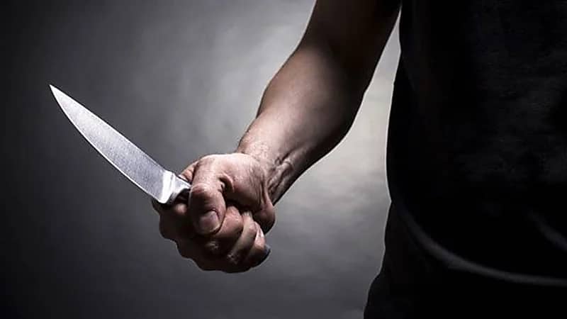 شاب يقتل امرأة حامل طعنًا ونجاة طفلها