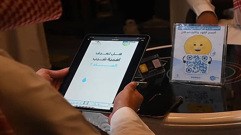 بالفيديو والصور.. "اِرتوِ" تمنح المياه مجاناً في مقاهي مكة المكرمة