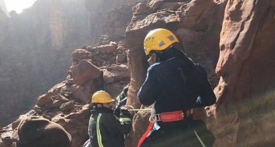 مدني تبوك ينقذ 27 راكبًا من موت محقق بوادي حاكه