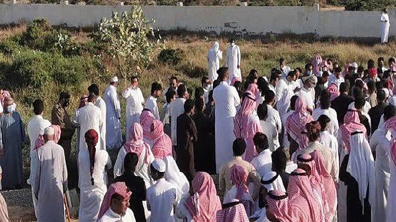 صور.. لحظة تشييع جثمان المواطن المتوفى جراء المقذوف الحوثي بجازان