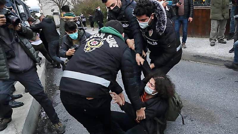 شرطة النظام التركي تعتقل مئات المحتجين على تعيين أردوغان عميدًا جامعيًا