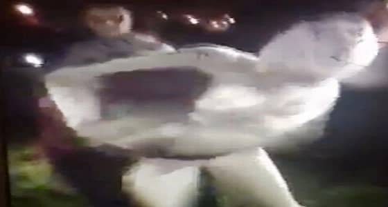 بالفيديو.. مشاجرة بالأسلحة البيضاء بين طالبات مدارس على شاب