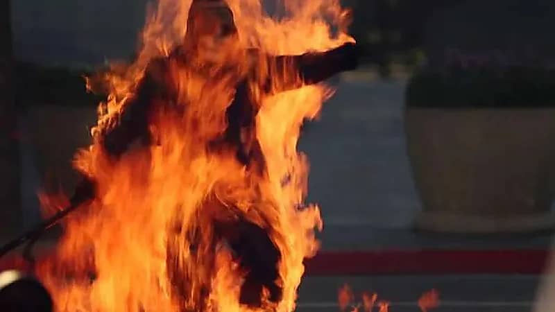 شاب يشعل النار في نفسه بسبب خلافات زوجية