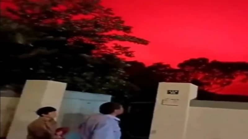 شاهد.. السماء تتحول إلى اللون الأحمر وسط ذعر السكان 