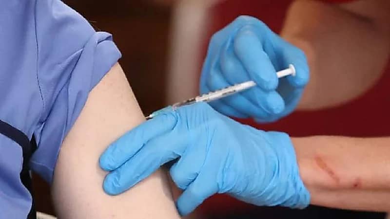 رجل يحاول خداع ممرضة بذراع "سيليكون" للحصول على شهادة اللقاح دون تطعيم